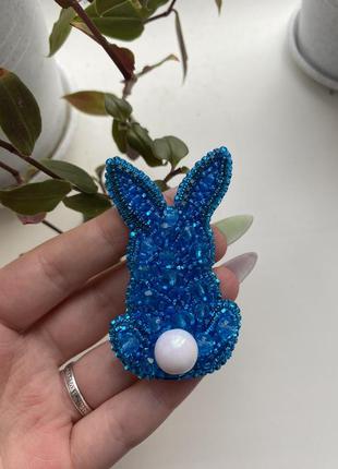 Голубой кролик из бисера, брошка ручной работы