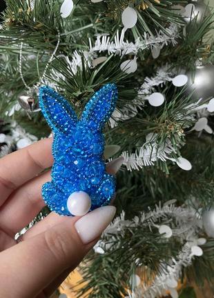Голубой кролик из бисера, брошка ручной работы2 фото
