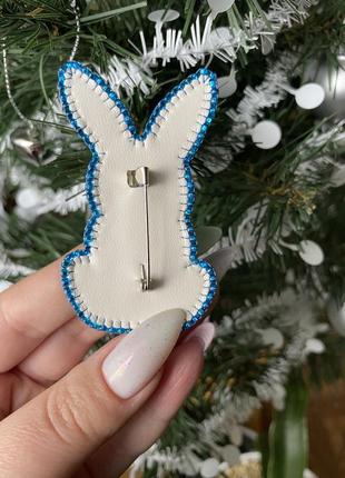 Голубой кролик из бисера, брошка ручной работы3 фото