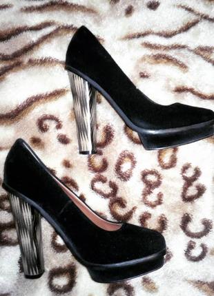 Женские черные замшевые туфли на высоком толстом каблуке1 фото