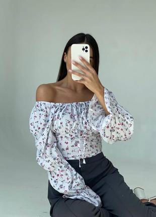 Блузка с открытыми плечами в цветочный принт4 фото