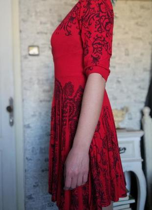 Яскрава червона сукня з квітковим принтом2 фото