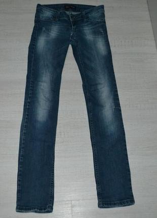 Темно-синие джинсы frj