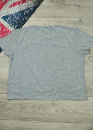 Кроп-топ укороченная серая футболка свободного кроя с принтом6 фото