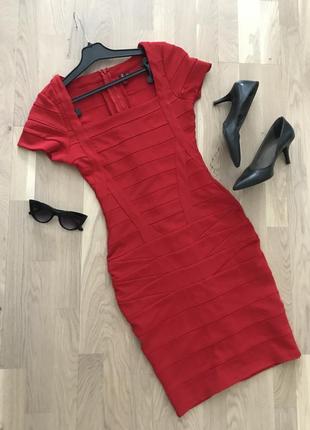 Нарядное красное платье бандаж