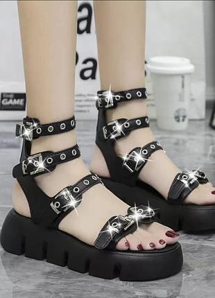 Стильные босоножки