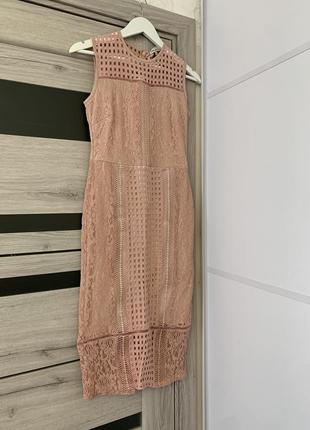 Ніжно рожева сукня міді