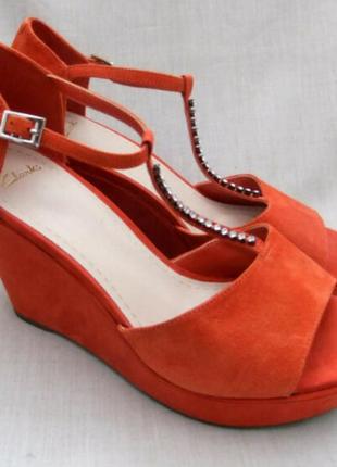 Босоніжки на танкетці clarks