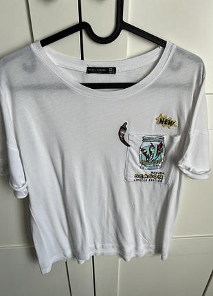 Футболка вкорочена з аплікацією bershka р.s