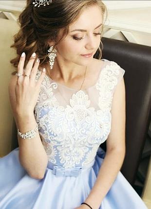 Випускне атласне плаття голубого кольору