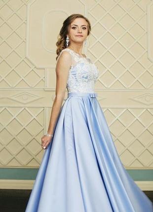 Випускне атласне плаття голубого кольору
