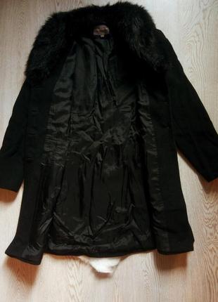 Черное натуральное шерстяное теплое зимнее длинное пальто с густым меховым воротником8 фото