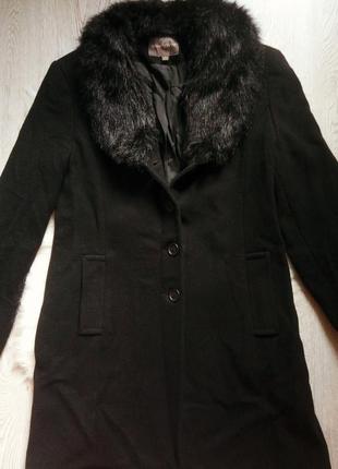 Черное натуральное шерстяное теплое зимнее длинное пальто с густым меховым воротником5 фото