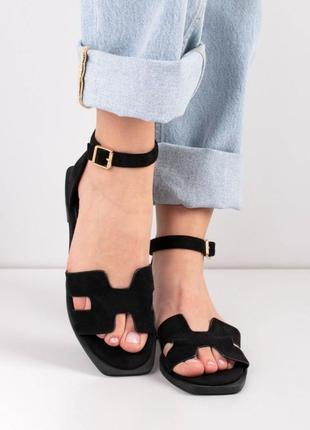 Стильные черные замшевые босоножки сандалии низкий ход с закрытой пяткой ремешком