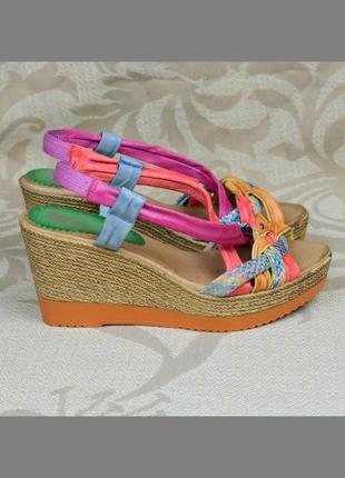 Шкіряні босоніжки на танкетці marila іспанія 39р. 25 см.