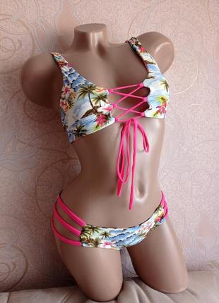 Стильный раздельный купальник с топом, яркий, двухсторонний, плавки бразилианы со сборкой