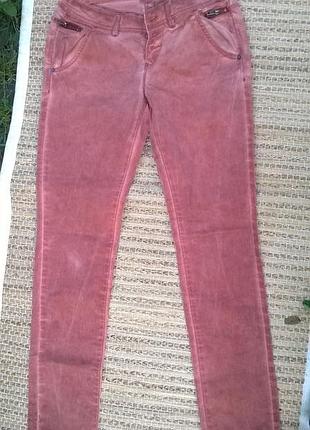 Скінні цегляного кольору