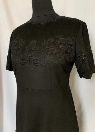 Сукня чорна з замши прикрашена вишитими візерунками, квіткова вишивка2 фото
