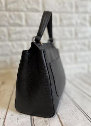 Італійська шкіряна сумка середнього розміру чорна5 фото