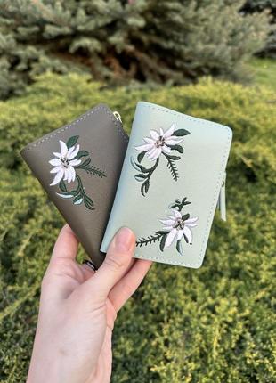 Женский кошелек с вышивкой разных цветов3 фото