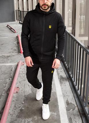 Весенний спортивный костюм с вышитым трезубом