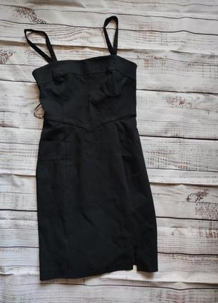 Маленькое черное платье с разрезом1 фото