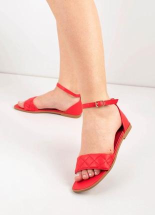 Стильные красные босоножки сандалии низкий ход без каблука с закрытой пяткой ремешком