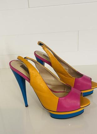 Яркие босоножки на каблуке