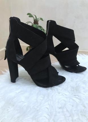 Шкіряні босоніжки з переплетом від zara