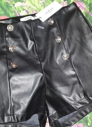 Черные шорты из эко-кожи с пуговицами