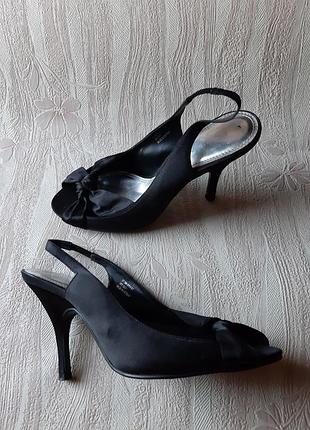 Чёрные атласные босоножки с бантиком на каблучке