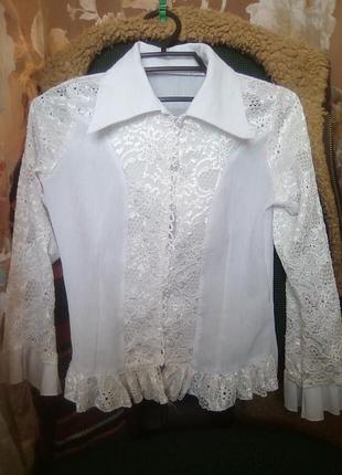 Біла шкільна блуза