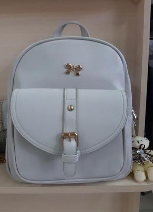 Світлий рюкзачок з клатчиком, кошельочком і візитницею і м'якою іграшкою брелком.