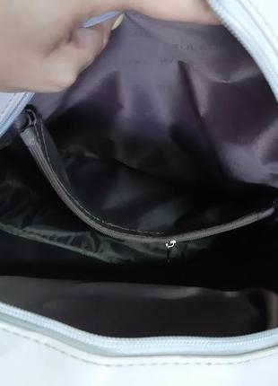 Светлый рюкзачок с клатчиком, кошелёчком и визитницей и мягкой игрушкой брелком.4 фото