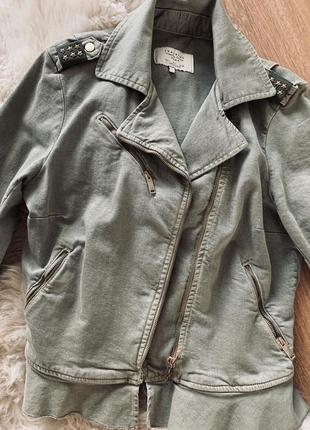 Класна джинсова куртка хакі у військовому стилі від zara