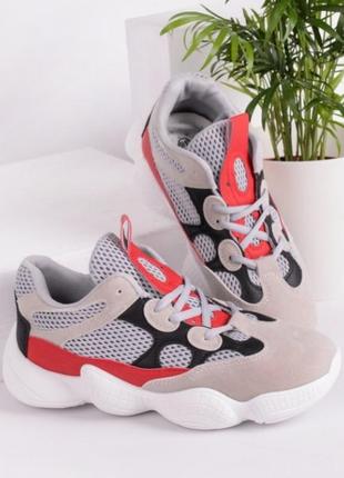 Стильные серые замшевые кроссовки на толстой подошве сетка с красными вставками