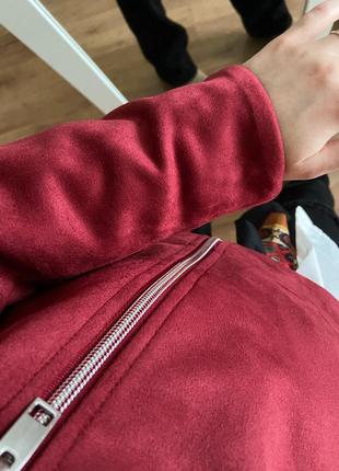 Куртка-косуха под замшу бордового цвета4 фото