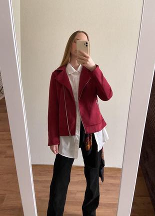 Куртка-косуха под замшу бордового цвета7 фото