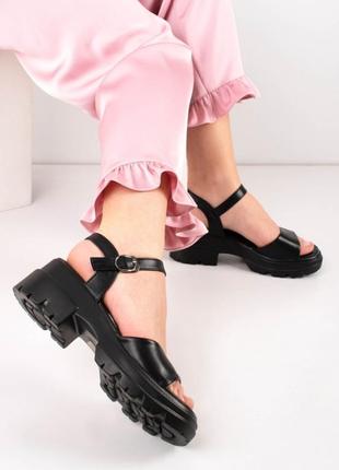 Стильные черные босоножки сандалии на платформе толстой тракторной подошве массивные модные2 фото