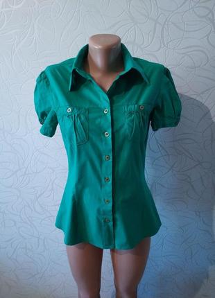 Ярко-зеленая рубашка, блузка