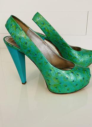 Брендовые яркие босоножки