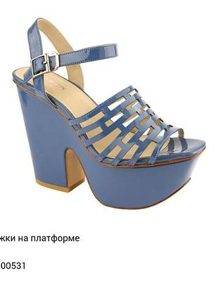 Босоножки на танкетке