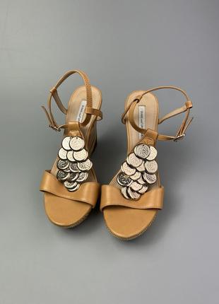 Фирменные кожаные босоножки на платформе