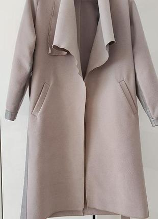 Легеньке модне демі пальто на запах