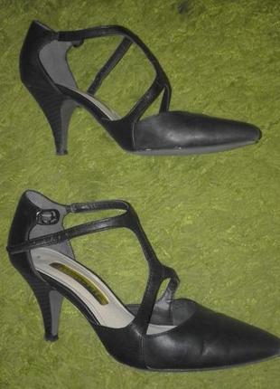 Босоножки шкіряні 39р