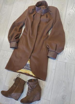 Невероятно женственное пальто с кожаными вставка и рукавами фонариками samang шоколадного цвета 42-461 фото