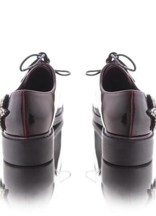 Стильні лакові бордові закриті туфлі-оксфорди модні з камінням3 фото