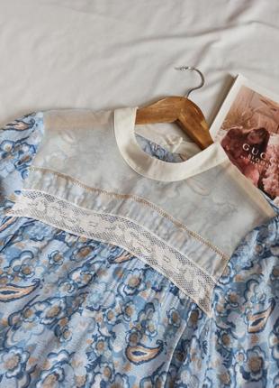 Голубая блуза в цветочный принт с сеточкой3 фото