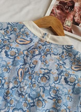 Голубая блуза в цветочный принт с сеточкой4 фото