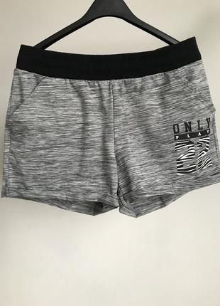 Спортивные шорты